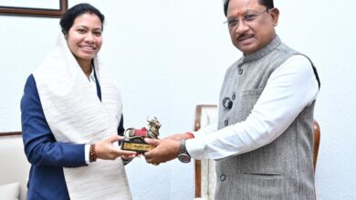वर्ल्ड कप विजेता भारतीय महिला क्रिकेट टीम की फिजियोथेरेपिस्ट आकांक्षा सत्यवंशी ने मुख्यमंत्री से की मुलाकात