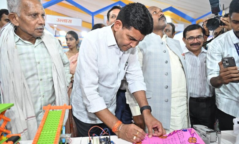 राजस्व मंत्री टंकराम वर्मा ने किया राज्योत्सव स्थल का निरीक्षण: विभागीय स्टॉलों में जनकल्याण योजनाओं और नवाचारों की सराहना….