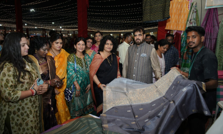 छत्तीसगढ़ राज्योत्सव 2025 : खादी प्रदर्शनी की धूम, आधुनिक खादी परिधानों और बांस उत्पादों ने खींचा लोगों का ध्यान….
