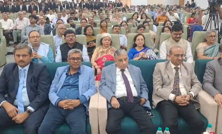 इलाहाबाद सेंट्रल यूनिवर्सिटी में आयोजित सेमिनार में भारत के मुख्य न्यायाधीश डॉ. बी.आर. गवई ने बतौर मुख्य अतिथि शिरकत की