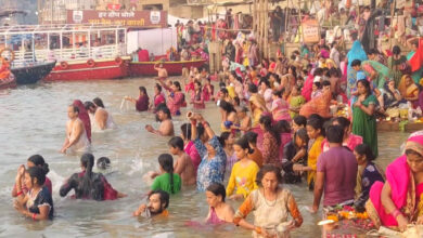 कार्तिक पूर्णिमा पर अस्सी घाट पर श्रद्धालुओं की भीड़