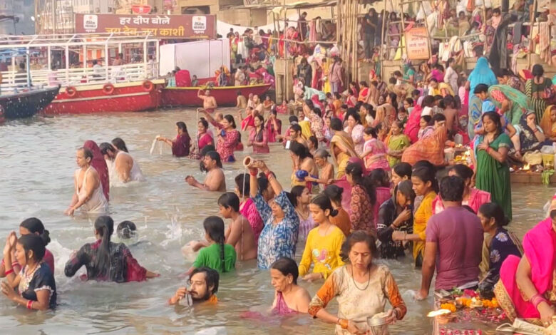 कार्तिक पूर्णिमा पर अस्सी घाट पर श्रद्धालुओं की भीड़