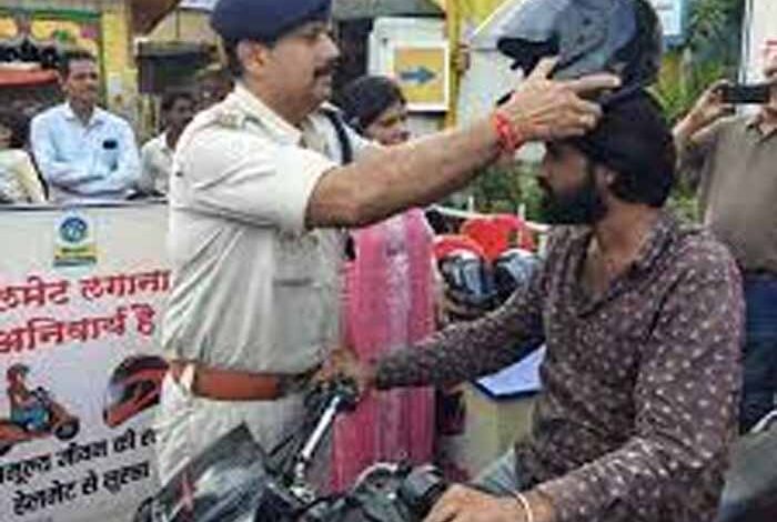 सड़क सुरक्षा सख्त: MP में बिना हेलमेट चलाने पर अब चालक और पीछे बैठने वाले दोनों का कटेगा चालान सड़क सुरक्षा सख्त: MP में बिना हेलमेट चलाने पर अब चालक और पीछे बैठने वाले दोनों का कटेगा चालान