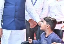 पैरों से चित्र उकेरने वाली पूनम बिटिया के जीवन में मुख्यमंत्री ने भरी नई उम्मीद- अब विशेष विद्यालय में मिलेगा शिक्षण और छात्रवृत्ति…..