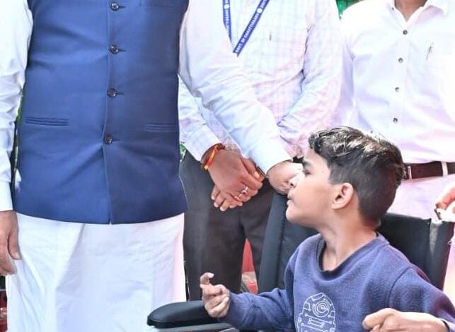 पैरों से चित्र उकेरने वाली पूनम बिटिया के जीवन में मुख्यमंत्री ने भरी नई उम्मीद- अब विशेष विद्यालय में मिलेगा शिक्षण और छात्रवृत्ति….. पैरों से चित्र उकेरने वाली पूनम बिटिया के जीवन में मुख्यमंत्री ने भरी नई उम्मीद- अब विशेष विद्यालय में मिलेगा शिक्षण और छात्रवृत्ति…..