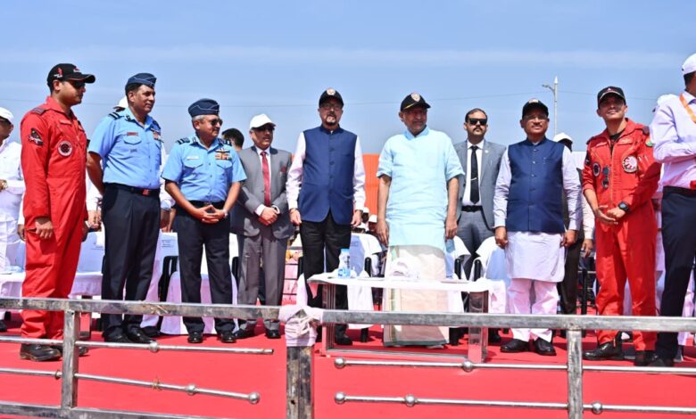 राज्योत्सव पर वायु सेना की टीम का रोमांचक एयर शो, सेंध जलाशय के ऊपर आसमां में गूंजा ‘जय जोहार’ और ‘छत्तीसगढ़िया सबले बढ़िया’… राज्योत्सव पर वायु सेना की टीम का रोमांचक एयर शो, सेंध जलाशय के ऊपर आसमां में गूंजा ‘जय जोहार’ और ‘छत्तीसगढ़िया सबले बढ़िया’…