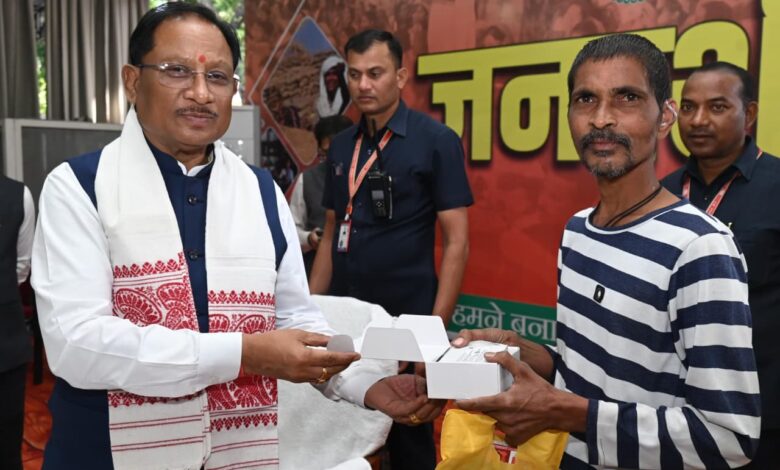 मुख्यमंत्री विष्णुदेव साय ने समझी पीड़ा, तुरंत बढ़ाया कदम – रमन निर्मलकर को सौंपा श्रवण यंत्र…. मुख्यमंत्री विष्णुदेव साय ने समझी पीड़ा, तुरंत बढ़ाया कदम – रमन निर्मलकर को सौंपा श्रवण यंत्र….