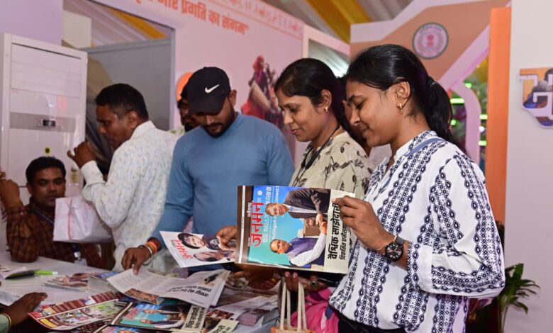 छत्तीसगढ़ की 25 वर्षों की विकास यात्रा को देखने पहुंच रहे है बड़ी संख्या में लोग: जनसम्पर्क स्टॉल बना आकर्षण का केंद्र…