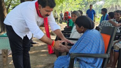 नक्सल लीडरों के परिजनों से मुलाकात कर उपमुख्यमंत्री ने की पुनर्वास की अपील…. नक्सल लीडरों के परिजनों से मुलाकात कर उपमुख्यमंत्री ने की पुनर्वास की अपील….