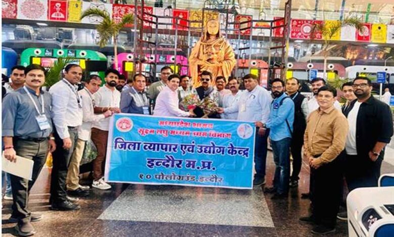 एम.एस.एम.ई. के फार्मा उद्योग प्रतिनिधियों का दल हैदराबाद फार्मा सेज के अध्ययन दौरे पर हुआ रवाना