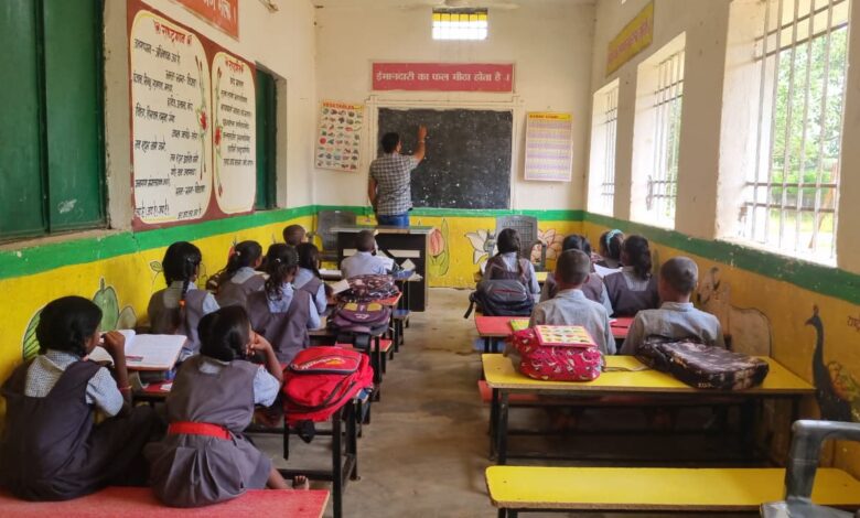 युक्तियुक्तकरण से बदली चचरेल प्राथमिक स्कूल की तस्वीर: बच्चों की उपस्थिति और पढ़ाई में हुआ सुधार, अब दो शिक्षक संवार रहे बच्चों का भविष्य….. युक्तियुक्तकरण से बदली चचरेल प्राथमिक स्कूल की तस्वीर: बच्चों की उपस्थिति और पढ़ाई में हुआ सुधार, अब दो शिक्षक संवार रहे बच्चों का भविष्य…..