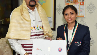 राष्ट्रपति पुरस्कार से सम्मानित एनएसएस की छात्रा लेखनी साहू ने राज्यपाल से की सौजन्य भेंट… राष्ट्रपति पुरस्कार से सम्मानित एनएसएस की छात्रा लेखनी साहू ने राज्यपाल से की सौजन्य भेंट…