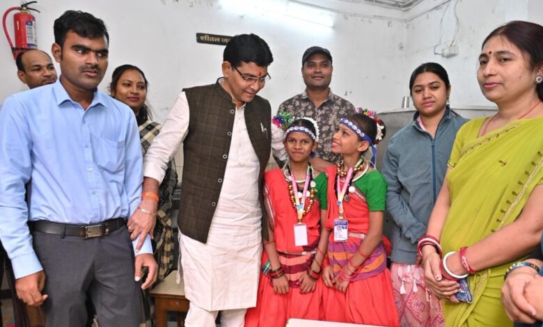 बाल दिवस पर मंत्री वर्मा बने बच्चों के प्रेरणास्रोत – दृष्टि एवं श्रवण बाधितार्थ विद्यालय में जगाई आत्मविश्वास की लौ… बाल दिवस पर मंत्री वर्मा बने बच्चों के प्रेरणास्रोत – दृष्टि एवं श्रवण बाधितार्थ विद्यालय में जगाई आत्मविश्वास की लौ…