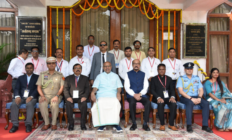 उप राष्ट्रपति ने राजभवन परिवार के साथ कराई फोटोग्राफी…. उप राष्ट्रपति ने राजभवन परिवार के साथ कराई फोटोग्राफी….