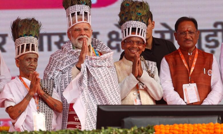 आस्था ने छुआ हृदय : प्रधानमंत्री नरेंद्र मोदी से रामनामी समाज के प्रतिनिधियों की आत्मीय भेंट….. आस्था ने छुआ हृदय : प्रधानमंत्री नरेंद्र मोदी से रामनामी समाज के प्रतिनिधियों की आत्मीय भेंट…..