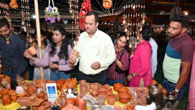 राज्योत्सव शिल्पग्राम में जमकर हो रही टेराकोटा शिल्प की खरीददारी….