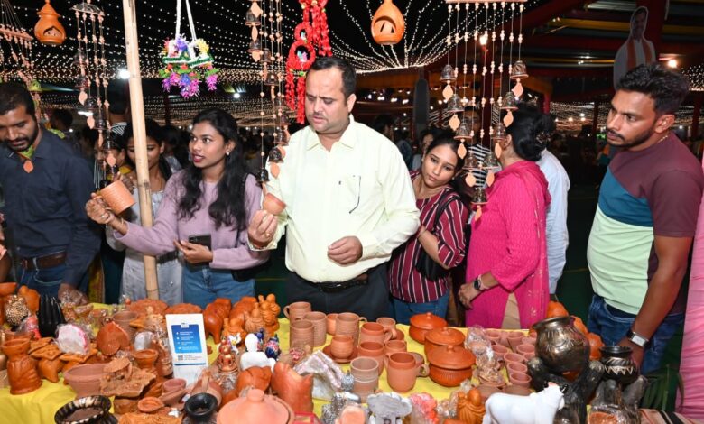 राज्योत्सव शिल्पग्राम में जमकर हो रही टेराकोटा शिल्प की खरीददारी…. राज्योत्सव शिल्पग्राम में जमकर हो रही टेराकोटा शिल्प की खरीददारी….