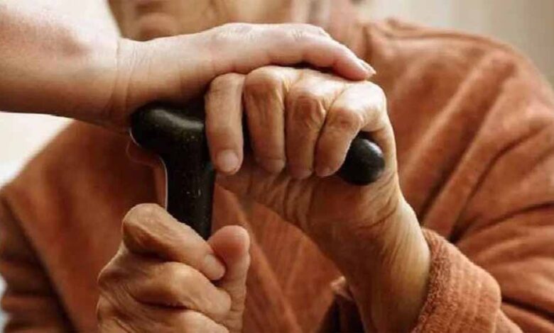 बेटे-बेटी ने मां को 2.5 साल तक कमरे में किया कैद, पड़ोसियों की सूचना के बाद पुलिस ने बचाया