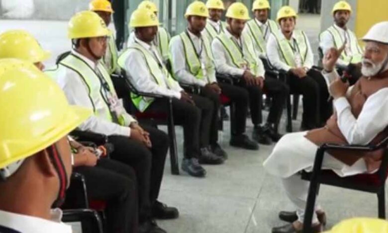 बुलेट ट्रेन परियोजना के श्रमवीरों ने पीएम मोदी से कहा— ना नाम चाहिए, ना इनाम, बस देश की तरक्की हमारा सम्मान बुलेट ट्रेन परियोजना के श्रमवीरों ने पीएम मोदी से कहा— ना नाम चाहिए, ना इनाम, बस देश की तरक्की हमारा सम्मान