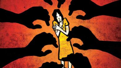 चॉकलेट का लालच देकर नन्हीं मासूम को बनाया हवस का शिकार, नानी-पोते गिरफ्तार चॉकलेट का लालच देकर नन्हीं मासूम को बनाया हवस का शिकार, नानी-पोते गिरफ्तार