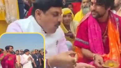 हाईवे पर साथ दिखे CM मोहन यादव और धीरेंद्र शास्त्री, जमीन पर बैठकर किया भोजन