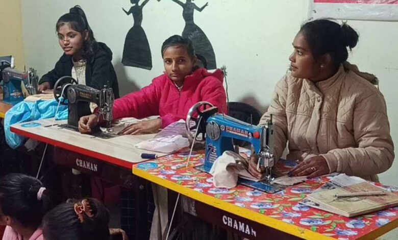 उप मुख्यमंत्री ने सिलाई प्रशिक्षण केन्द्र का किया निरीक्षण