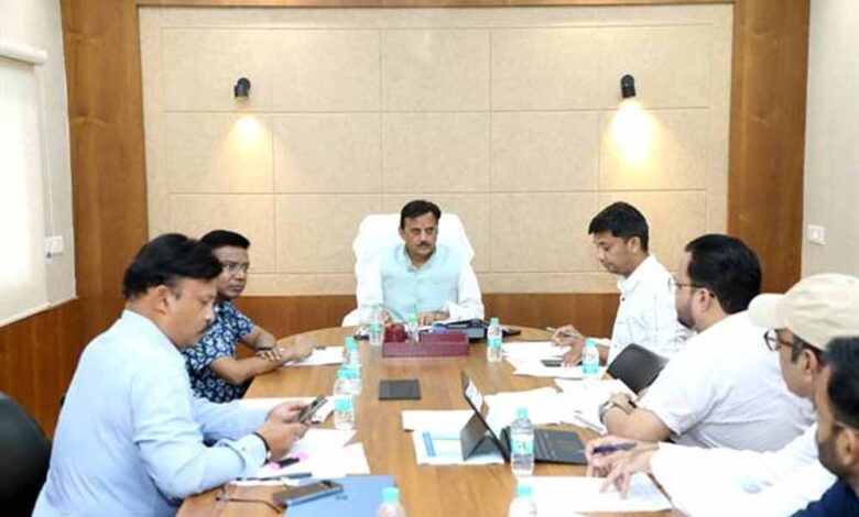 उप मुख्यमंत्री शुक्ल ने स्वास्थ्य संस्थानों के उन्नयन प्रस्तावों की वृहद समीक्षा की उप मुख्यमंत्री शुक्ल ने स्वास्थ्य संस्थानों के उन्नयन प्रस्तावों की वृहद समीक्षा की