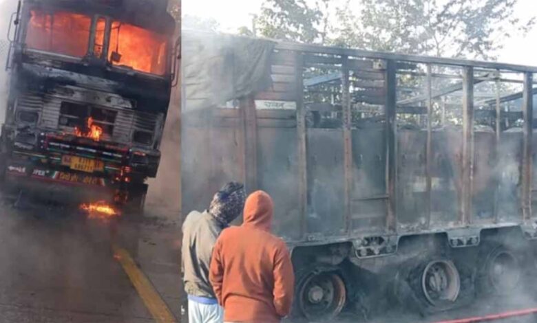 मंडला में बड़ा हादसा: अंजनिया बायपास पर ट्रक का टायर फटा, आग और धमाके से मचा हड़कंप मंडला में बड़ा हादसा: अंजनिया बायपास पर ट्रक का टायर फटा, आग और धमाके से मचा हड़कंप