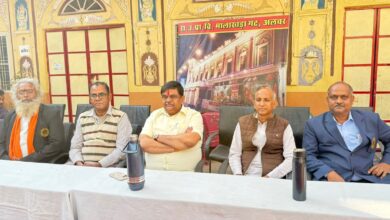 वन राज्य मंत्री ने विद्यार्थियों को शिक्षण सामग्री का किया वितरण