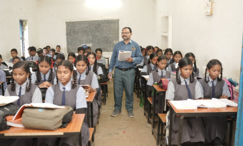 युक्तियुक्तकरण नीति से विद्यार्थियों तक पहुँच रही शिक्षकों की विशेषज्ञता का लाभ…