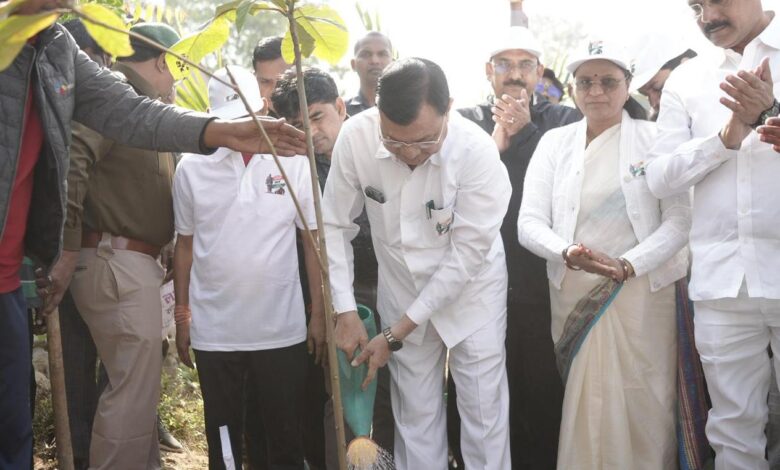 एक पेड़ मां के नाम अभियान के तहत किया पौधरोपण: उद्योग मंत्री देवांगन….. एक पेड़ मां के नाम अभियान के तहत किया पौधरोपण: उद्योग मंत्री देवांगन…..