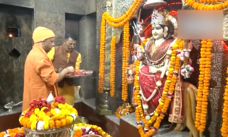 बलरामपुर में सीएम योगी ने मां पाटेश्वरी मंदिर में की पूजा-अर्चना