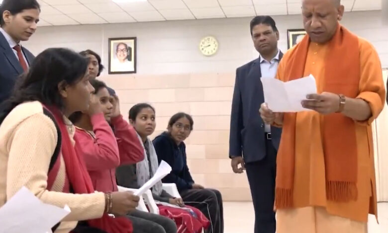 सीएम योगी का जनता दर्शन कार्यक्रम सीएम योगी का जनता दर्शन कार्यक्रम