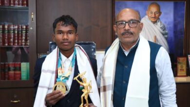 विधानसभा अध्यक्ष रबीन्द्रनाथ महतो ने तीरंदाज झोंगो पाहन को किया सम्मानित