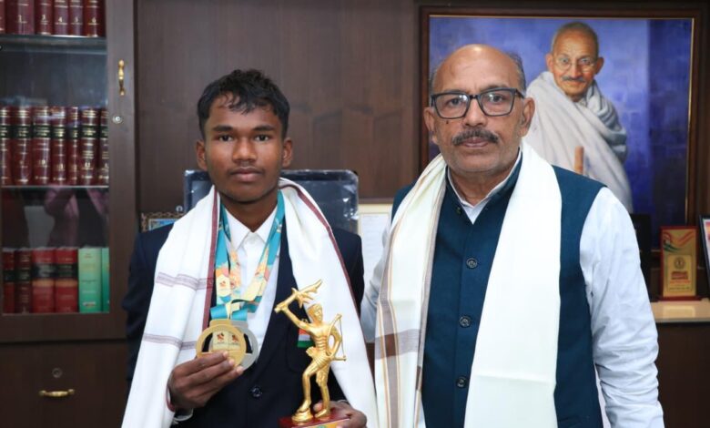 विधानसभा अध्यक्ष रबीन्द्रनाथ महतो ने तीरंदाज झोंगो पाहन को किया सम्मानित