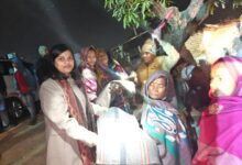 शिवहर: DM व SDM ने जरूरतमंदों के बीच कंबल वितरण