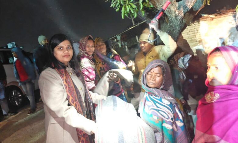 शिवहर: DM व SDM ने जरूरतमंदों के बीच कंबल वितरण