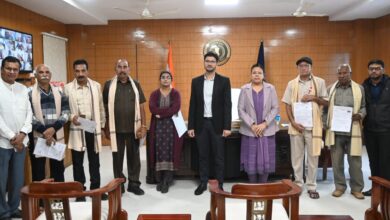 कलेक्टर ने अधिवर्षिता पर सेवानिवृत्त कर्मचारियों को किया सम्मानित।