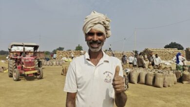 धान खरीदी में पारदर्शिता और उपार्जन केंद्र में बेहतर सुविधा से बहुत खुश है मुढ़ीपार के किसान कुमार वर्मा, बेटे की शादी में करेंगे खर्च