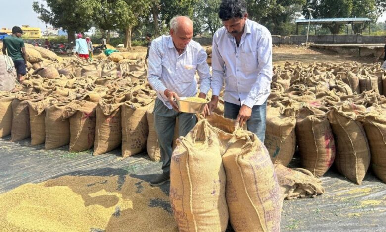पारदर्शी व्यवस्था से खुशहाल किसान—3100 रुपये समर्थन मूल्य से नंद कुमार ने जताया मुख्यमंत्री विष्णु देव साय के प्रति आभार पारदर्शी व्यवस्था से खुशहाल किसान—3100 रुपये समर्थन मूल्य से नंद कुमार ने जताया मुख्यमंत्री विष्णु देव साय के प्रति आभार
