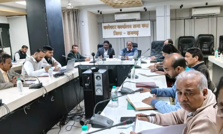 सीएम हेल्पलाइन एवं विकास कार्यों की व्यापक समीक्षा