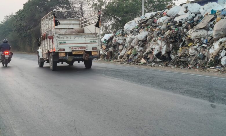 राष्ट्रीय राजमार्ग रोड किनारे कबाड की दुकान संचालित होने से हादसे की संभावना बढ़ी