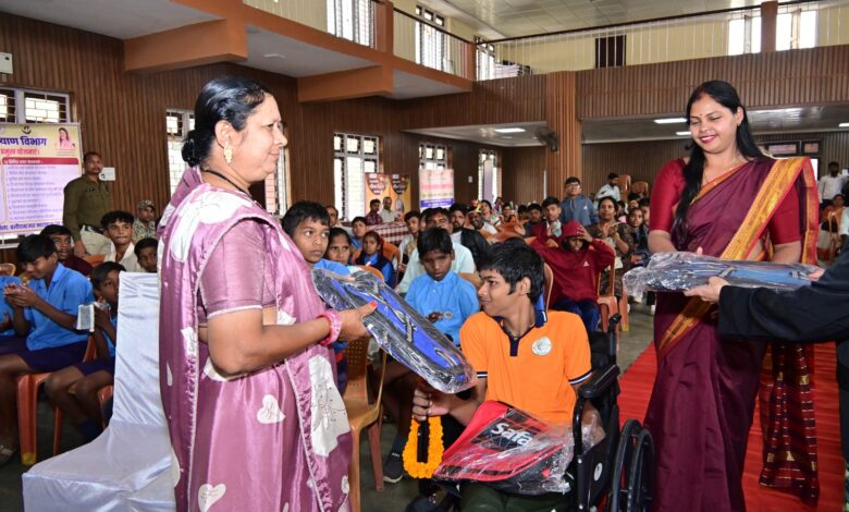 अंतर्राष्ट्रीय दिव्यांगजन दिवस पर नगर भवन में विविध आयोजन 14 जरुरतमंदो को वितरित किया गया सहायक उपकरण।