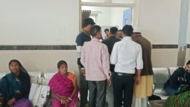 घायलों की ड्रेसिंग कराने परेशान होते रहे परिजन
