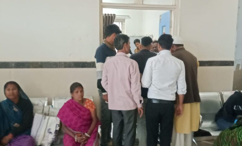 घायलों की ड्रेसिंग कराने परेशान होते रहे परिजन घायलों की ड्रेसिंग कराने परेशान होते रहे परिजन