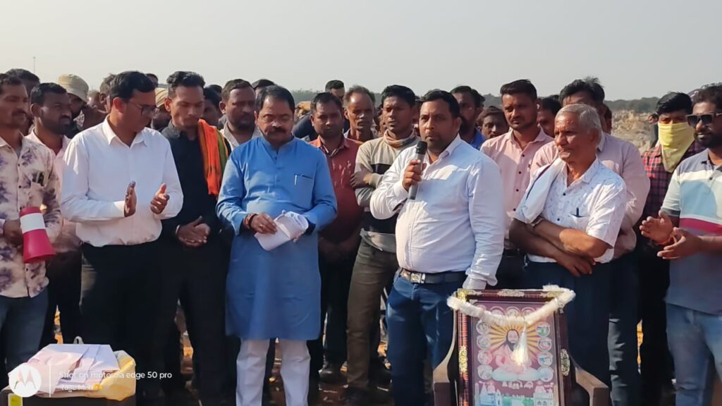 श्री सीमेंट में मागों को लेकर हड़ताल पर कांग्रेस नेता की सहभगिता जिससे हड़ताल को बल मिला,कांग्रेस के वरिष्ठ नेता शैलेश नितिन त्रिवेदी,भाटपार विधान सभा विधायक इंद्र साव, शैलेन्द्र बंजारे