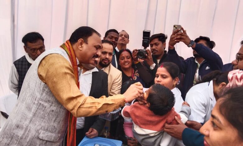 चिरमिरी जिला अस्पताल में पल्स पोलियो अभियान की शुरुआत, स्वास्थ्य मंत्री ने बच्चों को पिलाई दवा