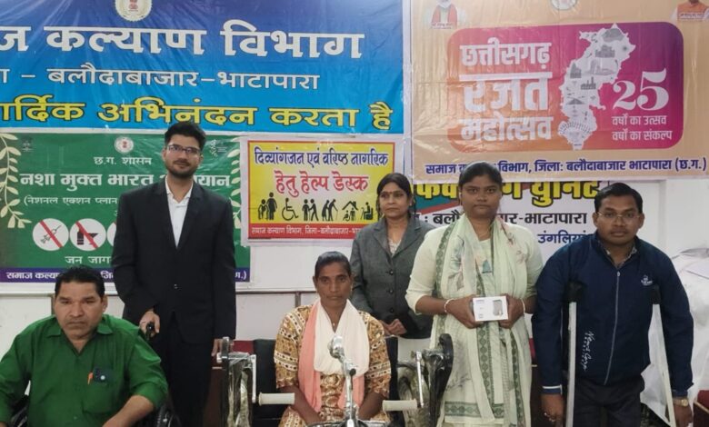 कलेक्टर ने दिव्यांगजनों को किया सहायक उपकरण वितरित।