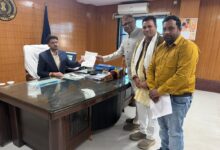 मजदूर हड़ताल पर बैठे तो, प्रबंधन ने संयत्र पर असंवैधानिक तरीके से जड़ा ताला। कलेक्टर ने कहा यह नियम विरुद्ध।