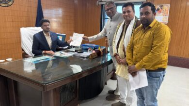 मजदूर हड़ताल पर बैठे तो, प्रबंधन ने संयत्र पर असंवैधानिक तरीके से जड़ा ताला।  कहा यह नियम विरुद्ध।